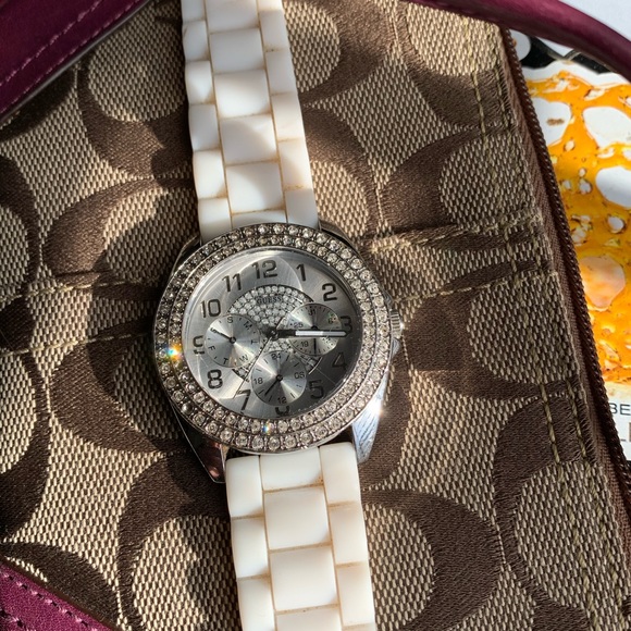 Women’s Guess watch - Picture 2 of 2